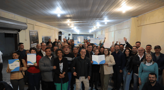Vila Dignidade: Pinhais entrega títulos a 47 famílias após regularização fundiária
