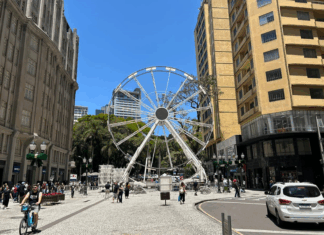 Roda-gigante da rua XV começa a funcionar na terça-feira (25)