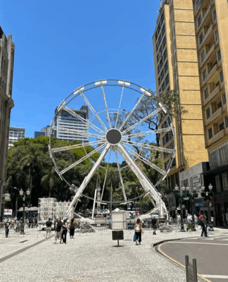 Roda-gigante da rua XV começa a funcionar na terça-feira (25)