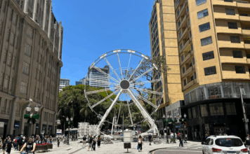 Roda-gigante da rua XV começa a funcionar na terça-feira (25)