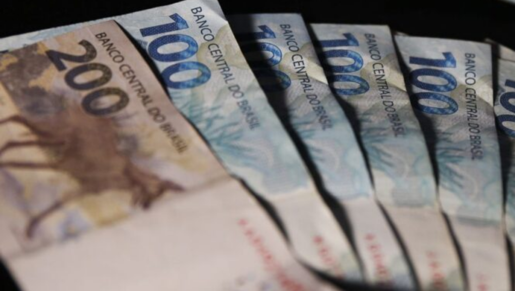 Previsão do salário mínimo de 2026 cai desde primeira projeção