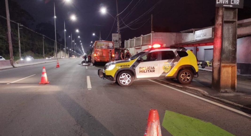 Acidente na João Leopoldo Jacomel deixa jovem motociclista morto em Piraquara
