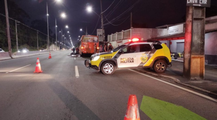 Acidente na João Leopoldo Jacomel deixa jovem motociclista morto em Piraquara