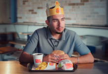 Jovem abandonado no Pico Paraná vira garoto propaganda do Burger King