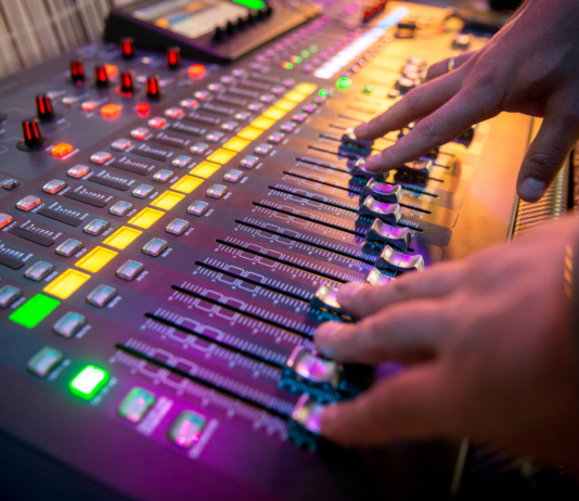 Poderosa FM muda á Programação em Abril