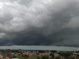 Temporal em Curitiba registra grande volume de chuva em curto intervalo