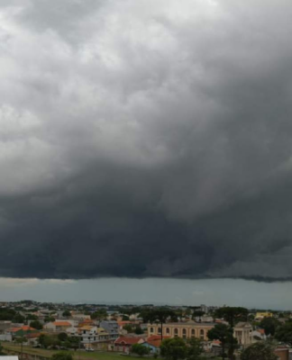 Temporal em Curitiba registra grande volume de chuva em curto intervalo