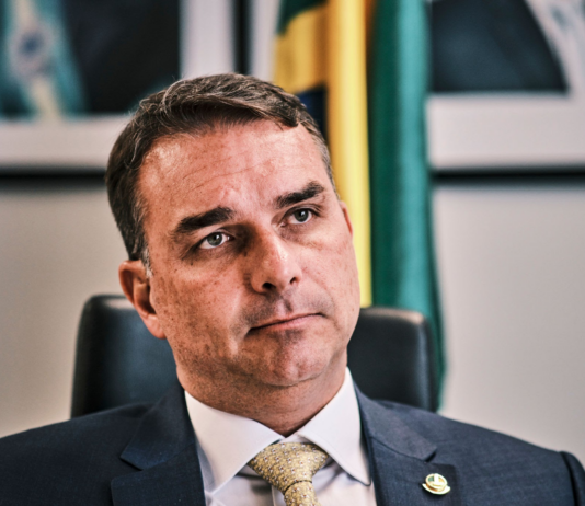 Flávio propõe redução da maioridade e castração química para estupradores