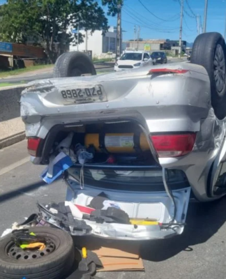 Quinta-feira: Acidente com caminhão e carro deixa duas pessoas feridas na Rodovia João Leopoldo Jacomel em Pinhais