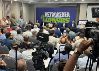 48 prefeitos participam de evento que marca debandada do PL no Paraná.