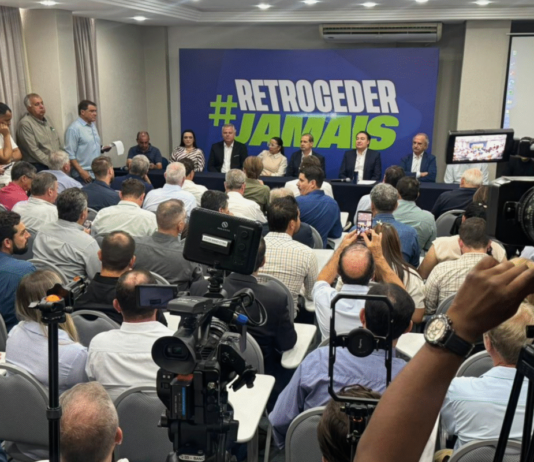 48 prefeitos participam de evento que marca debandada do PL no Paraná.