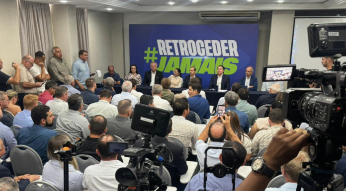 48 prefeitos participam de evento que marca debandada do PL no Paraná.