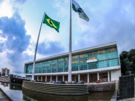 Governo Ratinho reage e exonera cargos ligados a deputados do PL e do Novo