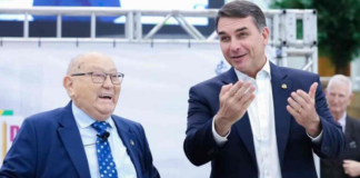 Flávio Bolsonaro repete rito do pai em busca do voto evangélico