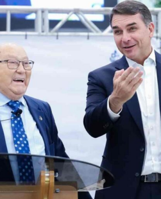 Flávio Bolsonaro repete rito do pai em busca do voto evangélico