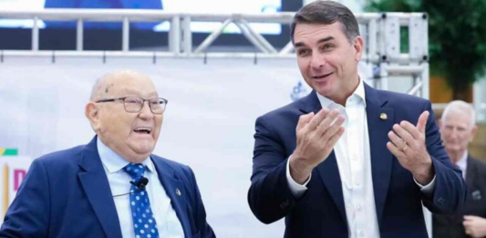 Flávio Bolsonaro repete rito do pai em busca do voto evangélico