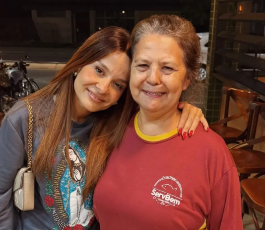 Maiara visita pizzaria em Colombo durante férias no Paraná; veja fotos