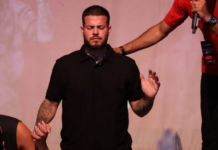 Cantor gospel Jottapê é hospitalizado após desmaio e dores no peito.