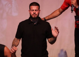 Cantor gospel Jottapê é hospitalizado após desmaio e dores no peito.