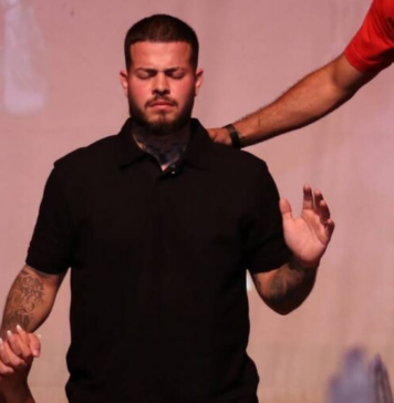 Cantor gospel Jottapê é hospitalizado após desmaio e dores no peito.