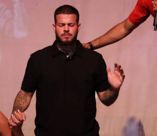 Cantor gospel Jottapê é hospitalizado após desmaio e dores no peito.