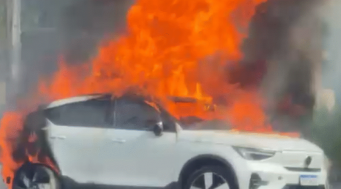 Motorista escapa ileso após carro elétrico pegar fogo em Curitiba
