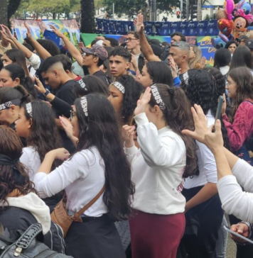 Marcha para Jesus reúne milhares de fiéis no Centro de Curitiba em sua 31ª edição