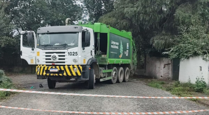 Trabalhador da coleta de lixo morre após ser atingido por caminhão em Curitiba