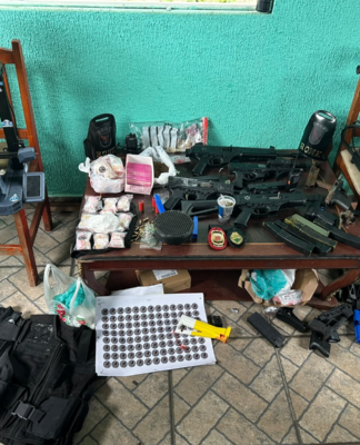 Policia localizam foragido e apreendem armas, munições e drogas em Piraquara