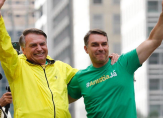 Moraes proíbe visitas de Flávio a Bolsonaro após divulgação de carta política
