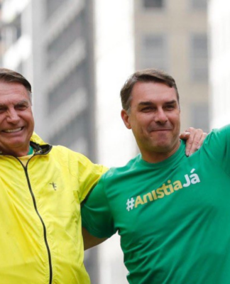 Moraes proíbe visitas de Flávio a Bolsonaro após divulgação de carta política