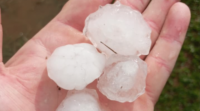 Temporal provoca chuva de granizo em pontos da Região Metropolitana de Curitiba
