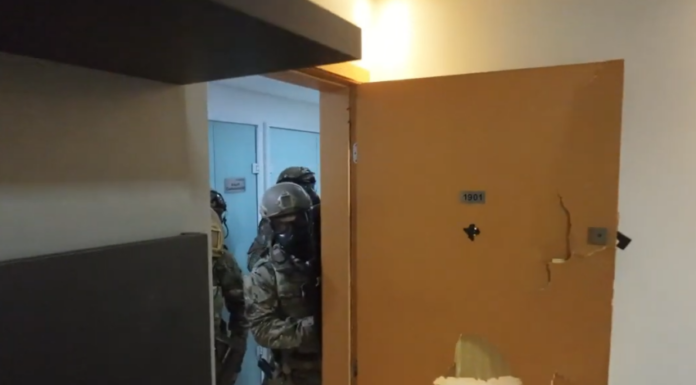 Homem armado se rende após 13 horas de negociação com a PM